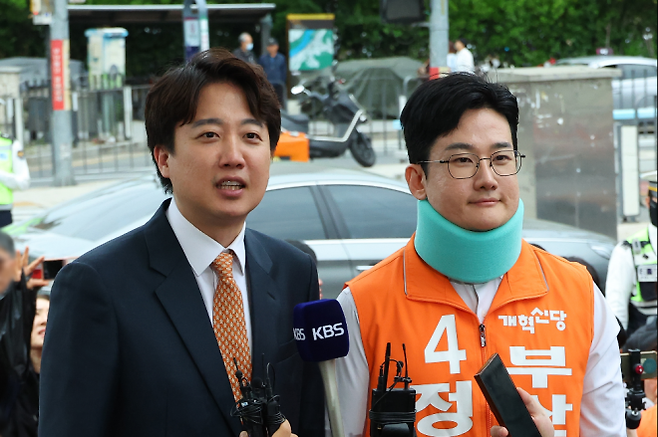 개혁신당 이준석 대표와 정이한 개혁신당 부산시장 후보가 29일 부산 북구 구포시장을 찾아 발언하고 있다. 정이한 후보는 전날 시민이 던진 음료수를 피하다 다쳐 석고붕대를 하고 있다. 2026.4.29 연합뉴스