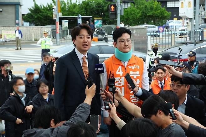 이준석 개혁신당 대표(왼쪽)와 정이한 개혁신당 부산시장 후보가 4월29일 부산 북구 구포시장을 찾아 발언하고 있다. ⓒ연합뉴스