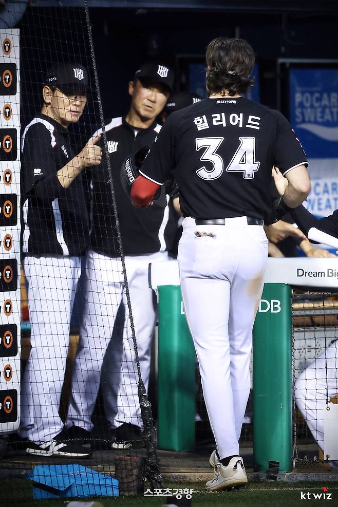 KT 샘 힐리어드가 17일 잠실 두산전에서 득점한 뒤 이강철 감독과 하이파이브하고 있다 KT위즈 제공