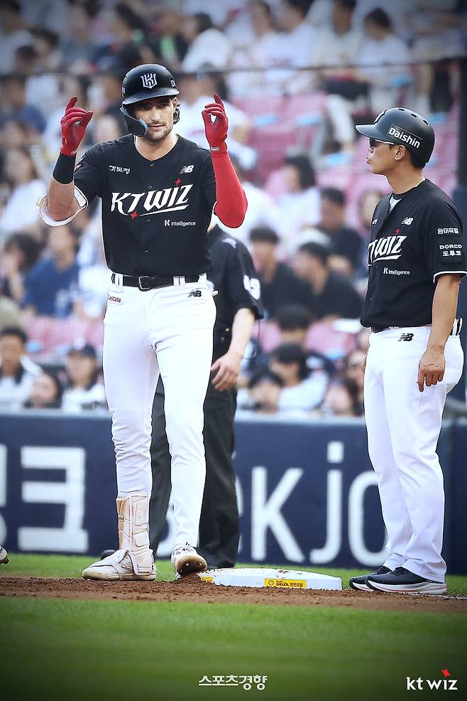 KT 샘 힐리어드가 17일 잠실 두산전에서 안타를 날린 뒤 1루에서 세리머니를 하고 있다.  KT위즈 제공