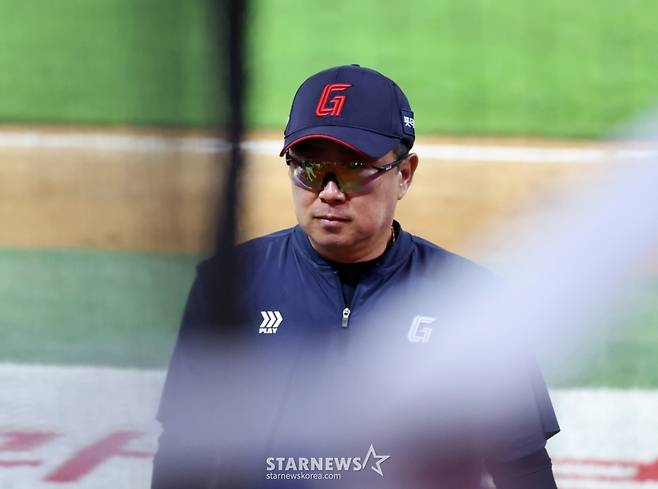 김태형 롯데 자이언츠감독이 17일 인천 SSG랜더스필드에서 열린 SSG 랜더스와 2026 신한 SOL KBO리그 방문경기 승리 후 라커로 향하고 있다. /사진=강영조 선임기자
