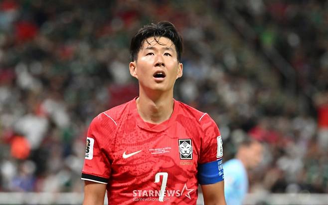 2026 북중미월드컵 A조 예선 대한민국-체코전이 12일(한국 시간) 멕시코 과달라하라 에스타디오 아크론에서 열렸다. 손흥민이 회심의 슈팅이 빗나가자 아쉬워하고 있다. /사진=김진경 대기자