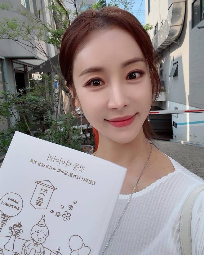 Actress Han Eun-jung shared her excitement as an expectant mother by revealing a first birthday diary she received as a gift from an acquaintance ahead of her childs birth. She announced her plan to carefully record her experiences in the diary until her child reaches their first birthday, intending to present it to her child 20 years from now.On the 18th, Han Eun-jung posted a photo of the congratulatory gift she received from an acquaintance on her personal channel and expressed her gratitude. In the photo, she appeared elegant in a white dress and wore a much softer smile ahead of her childs birth.Han Eun-jung commented that the diary seems likely to remain useful even after her child is born, adding that she is satisfied enough to want to gift it to other pregnant women around her. She could not hide her excitement as she prepares for the new world of parenting.Han Eun-jung, who married a non-celebrity one year her senior in 2020, announced her pregnancy six years after marriage. Having previously referred to herself as the oldest expectant mother in the entertainment industry, she is sharing glimpses of her happy daily life ahead of her childs birth.