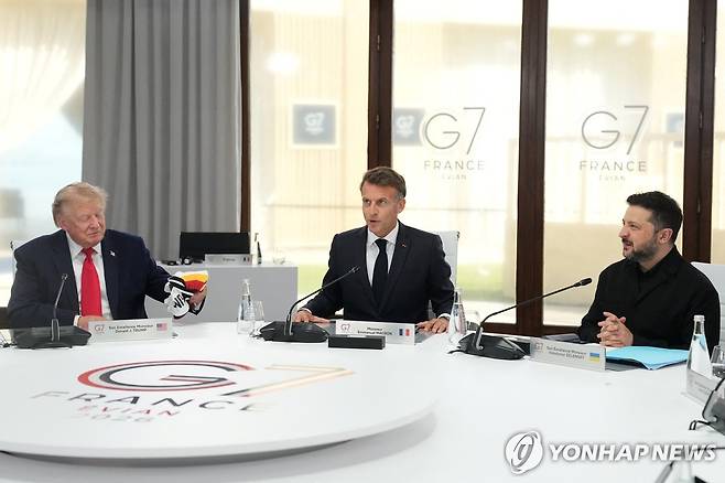 16일 G7 정상과 젤렌스키 우크라 대통령의 회의 모습 [로이터=연합뉴스. 재판매 및 DB 금지]