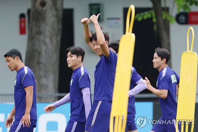 기분좋은 손흥민 (사포판[멕시코 할리스코주]=연합뉴스) 신준희 기자 = 2026 북중미 월드컵에 출전한 한국 축구 국가대표팀 손흥민이 17일(현지시간) 오후 멕시코 과달라하라 인근 사포판의 치바스 바예 베르데에서 훈련을 하던 중 누군가를 향해 인사하고 있다.      대표팀은 한국시간 19일 오전 10시 멕시코와 조별리그 2차전을 치른다. 2026.6.18 hama@yna.co.kr
