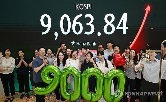 코스피 9,000 기념 타종 세리머니 (서울=연합뉴스) 한종찬 기자 = 18일 서울 중구 하나은행 본점 딜링룸에서 직원들이 코스피 9,000 기념 타종 세리머니를 하고 있다. 이날 코스피는 199.60p(2.25%) 오른 9,063.84로 마감했다. 2026.6.18 [공동취재] saba@yna.co.kr
