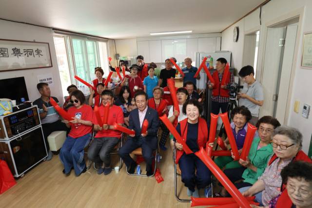 김문근 단양군수, 김광주·장명자 씨, 지준길 단양읍장, 정성태 이장, 전대성 상진리 이장, 김유아(3살) 어린이, 조남순 어르신 등 미을 주민들이 한 목소리로 김승규 선수 화이팅을 외치고 있다. 단양=이상복 기자