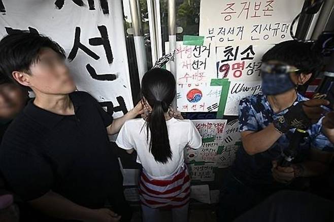 잠실 핸드볼경기장 진입 홀로 저지하는 시위 참가자. 연합뉴스