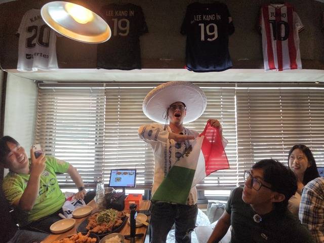 멕시코 응원단 아스가르드 씨는 멕시코 국가인 ‘Himno Nacional Mexicano’가 흘러나오자 솜브레로를 쓴 채 당당히 국가를 따라 불렀다. / 문준혁 기자