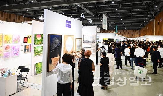 ▲ 2026 울산국제아트페어가 18일 울산전시컨벤션센터에서 개막식을 갖고 오는 18일까지 전시일정에 들어갔다. 김동수기자r