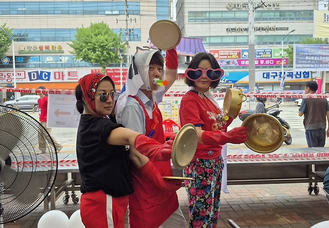 19일 오전 대구 북구 칠곡시장을 찾은 최병윤(48·가운데)씨가 본격적인 북중미 월드컵 한국-멕시코전 응원전에 앞서 친구들과 함께 기념촬영을 하고 있다. 조윤화 기자