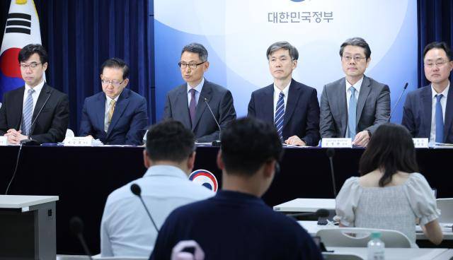 허장 재정경제부 2차관(왼쪽 세번째)이 19일 서울 종로구 정부서울청사에서 25년도 공공기관 경영평가 결과발표를 하고 있다.[사진=연합뉴스]