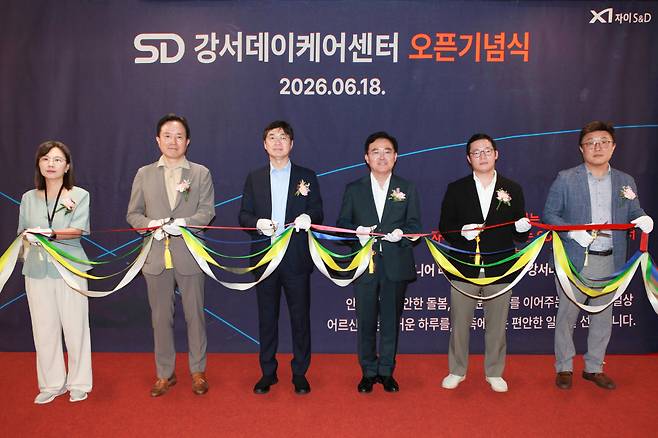 왼쪽부터 윤수정 SD 강서데이케어센터 센터장, 안상봉 자이에스앤디 시니어사업부문 대표, 구본삼 자이에스앤디 대표, 진교훈 서울시 강서구 구청장, 허진홍 GS건설 본부장, 이경규 한국요양보호협회 상무.(사진제공=자이에스앤디)