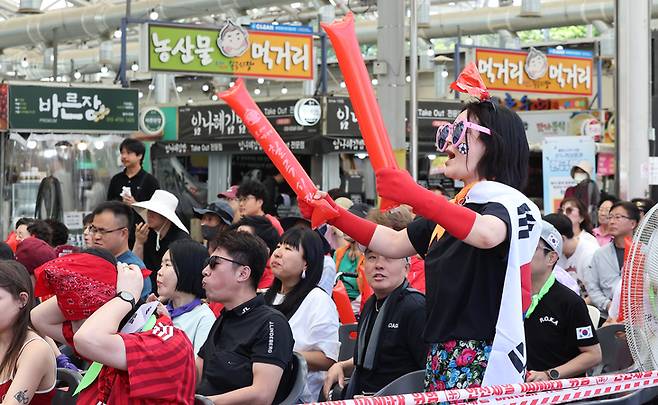 ▲2026 북중미 월드컵 조별리그 A조 한국과 체코의 경기가 열린 12일 대구 북구 칠곡시장에서 시민들이 대형 스크린 중계를 보며 응원전을 펼치고 있다. 사진=연합뉴스