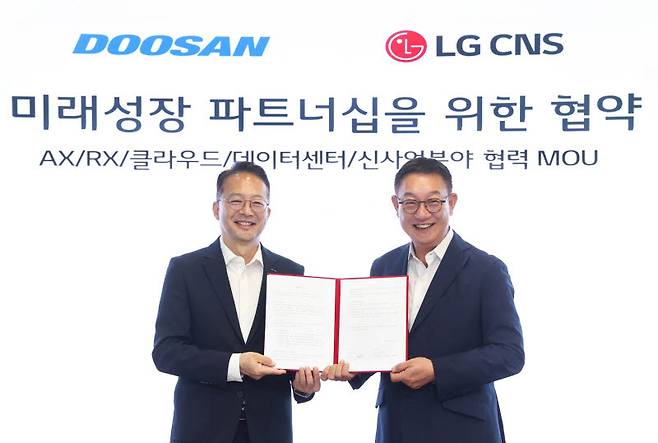 현신균 LG CNS CEO(사장)와 유승우 두산 사장이 18일 업무협약식 이후 기념 사진을 촬영하고 있다. (사진=LG CNS)