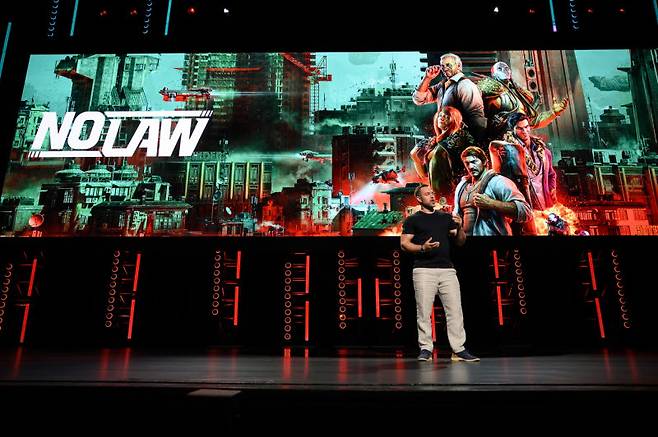 언리얼 페스트 2026에서 ‘NO LAW’ 배경 도시 구현 사례 발표하는 토르 프릭 네온 자이언트 크리에이티브 디렉터 (사진=크래프톤)