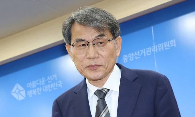 노태악 전 중앙선거관리위원장이 지난 5일 경기도 과천 중앙선거관리위원회에서 투표용지 부족 사태에 대한 대국민 사과 및 사의 표명을 한 뒤 기자실을 나서고 있다. (사진=연합뉴스)