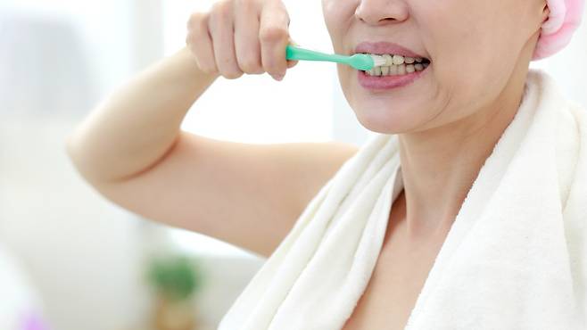 입원 환자의 구강 관리가 병원에서 발생하는 폐렴 발생 위험과 관련 있다는 연구 결과가 나왔다｜출처: 클립아트코리아