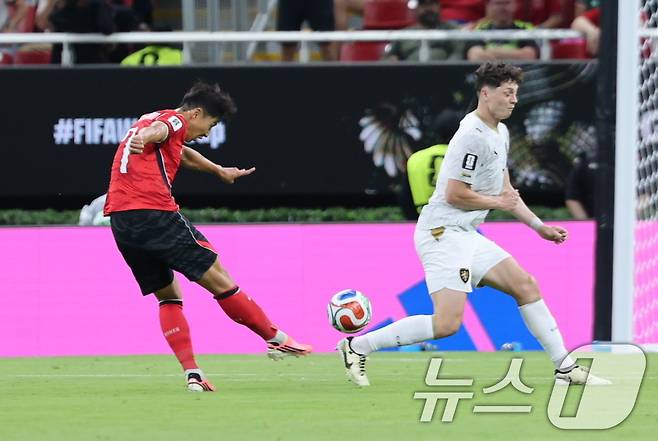 대한민국 축구국가대표팀 손흥민이 11일(현지시간) 멕시코 할리스코주 사포판 과달라하라 스타디움에서 열린 2026 북중미 월드컵 A조 조별리그 1차전 대한민국과 체코의 경기에서 슛을 날리고 있다. 2026.6.12 ⓒ 뉴스1 박지혜 기자