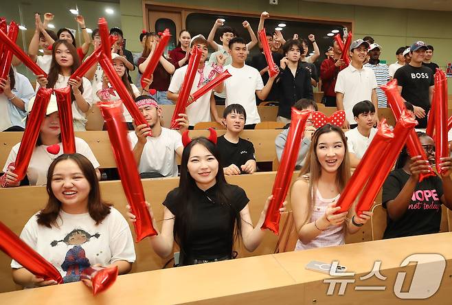 '2026 FIFA 북중미 월드컵' 대한민국과 멕시코의 경기가 열린 19일 오전 대구 남구 영남이공대에서 외국인 유학생들이 중계방송을 지켜보며 응원전을 펼치고 있다. 2026.6.19 ⓒ 뉴스1 공정식 기자