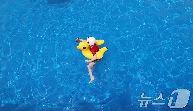 '도심 속 워터파크' 한강 수영장이 개장한 19일 서울 영등포구 여의도 한강공원 수영장에서 한 어린이가 오리 모양 튜브를 타고 물총을 쏘며 즐거운시간을 보내고 있다.  2026.6.19 ⓒ 뉴스1 오대일 기자