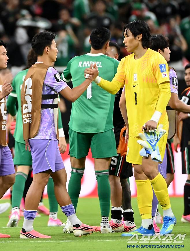 19일(한국시각) 멕시코 과달라하라 사포판의 에스타디오 과달라하라에서 열린 2026 북중미월드컵 대한민국과 멕시코의 경기. 대한민국이 0대1로 패했다. 경기 종료 후 손을 맞잡는 손흥민과 김승규의 모습. 사포판(멕시코)=허상욱 기자wook@sportschosun.com/2026.06.19/