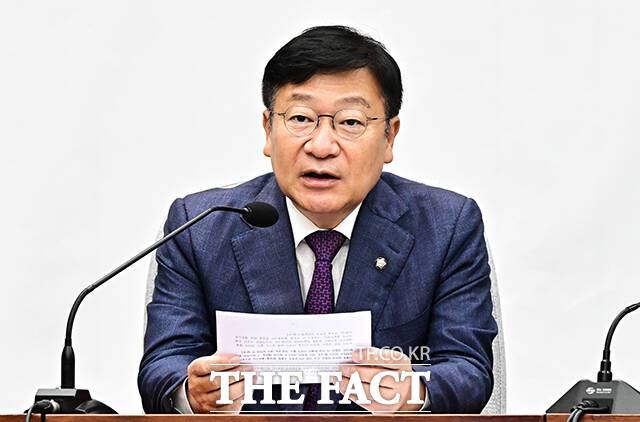 정점식 국민의힘 원내대표가 19일 이재명 대통령이 중앙선거관리위원회에 대한 '원포인트 개헌' 필요성을 언급한 데 대해 "지금 당장 시급한 것은 개헌보다 특검"이라고 밝혔다. 정 원내대표가 이날 오전 서울 여의도 국회에서 열린 원내대책회의에 참석해 모두발언을 하고 있는 모습. /배정한 기자