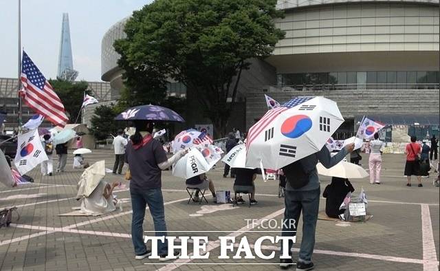 2026 북중미 월드컵에서 한국 대표팀과 멕시코의 경기가 펼쳐지던 시간, 집회에서는 "대~한민국" 대신 평소와 같이 "부정선거! 재선거!" 구호만 울려퍼졌다. /서울 올림픽공원=오승혁 기자