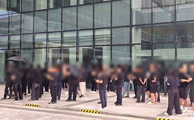 삼성전자 DX 부문 직원들이 큰 성과급 격차에 항의하며 검은 옷을 입고 출근했다. 연합뉴스