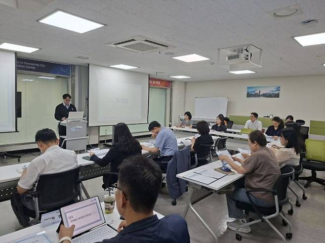 화성특례시 관계 부서와 화성시복지재단 연구진이 고립 예방 정책 연구 방향을 논의하고 있다. 화성시 제공