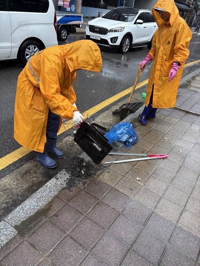 시흥시가 빗물받이 관리 상태를 점검하고, 퇴적물을 제거하는 등 도로 침수에 대비하고 있다.  빗물받이 합동 점검(배곧2동). 시흥시 제공