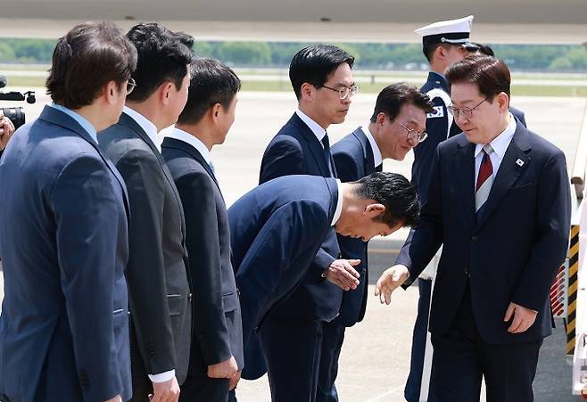 유럽 순방을 마치고 귀국한 이재명 대통령이 18일 성남 서울공항에서 환영나온 더불어민주당 정청래 대표와 인사하고 있다. 연합뉴스
