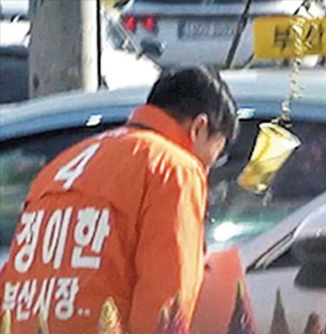 지난 4월 27일 한 운전자가 정이한 개혁신당 부산시장 후보에게 음료가 든 컵을 던졌다. /개혁신당