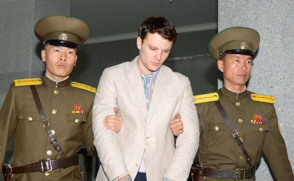 미국인 대학생 오토 웜비어가 2016년 북한 법정으로 끌려가는 모습.