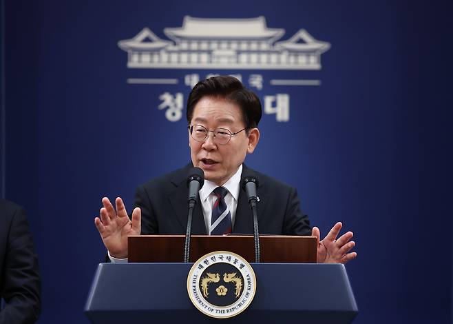 이재명 대통령이 19일 청와대 춘추관에서 열린 G7참석·유럽순방 결과 브리핑에서 취재진 질문에 답하고 있다. /연합뉴스