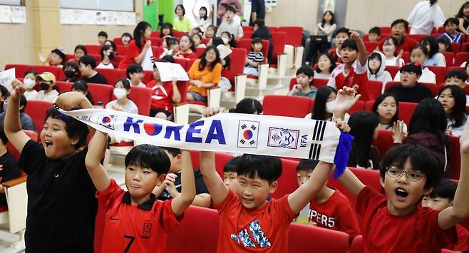 황인범 선수의 모교인 대전 중구 문화초에서 월드컵 2차전 응원이 진행 중이다. 김영태 기자