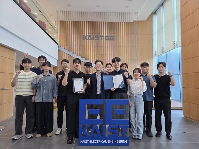 왼쪽부터 남지훈 학부연구생, 임형태 박사후연구원, 이승훈 석사과정생, 서동욱 박사과정생, 전진우 박사과정생(팀장), 최준완 석사과정생(이상 ACDC-K팀), 명현 교수, 신건희 박사과정생, 김대범 박사과정생(팀장), 이승재·장서연 박사과정생, 이원빈 석사과정생, 이응창 박사후연구원 (이상 Curaytor팀). KAIST 제공