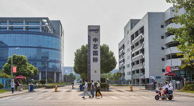 중국 최대 파운드리(반도체 수탁생산) 기업인 중신궈지(SMIC) 앞으로 사람들이 지나고 있다. 상하이/EPA 연합뉴스