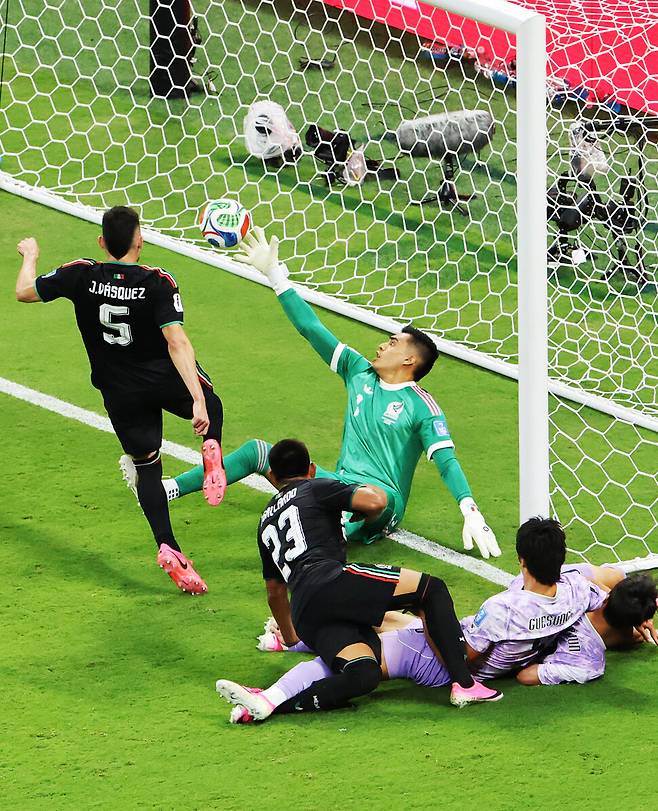 조규성이 19일(한국시각) 멕시코 사포판 과달라하라 스타디움에서 열린 2026 북중미 월드컵 A조 2차전 멕시코와 경기에서 회심의 슛을 날렸으나 멕시코 골키퍼 라울 랑헬의 선방에 막히고 있다. 사포판/연합뉴스
