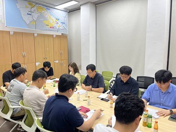 김포시가 민관 합동 개발사업의 원활한 추진을 위해 관계기관 및 사업시행자들과 협력 방안을 논의하고 있다. [사진=김포시]