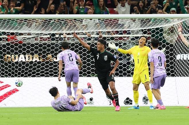 후반 5문 수비 실수로 멕시코 미드필더 루이스 로모에게 실점한 축구대표팀. 연합뉴스