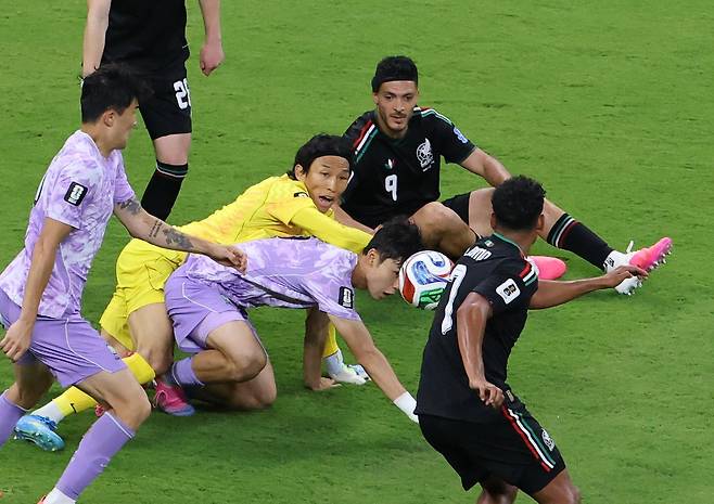 혼전 중 흐른 볼을 오른발로 차 넣는 멕시코 로모(오른쪽). 연합뉴스