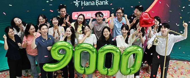코스피가 사상 처음으로 9000선을 돌파하며 장을 마친 18일 오후 서울 중구 하나은행 딜링룸에서 직원들이 축하 세리머니를 하고 있다. 김경록 기자.