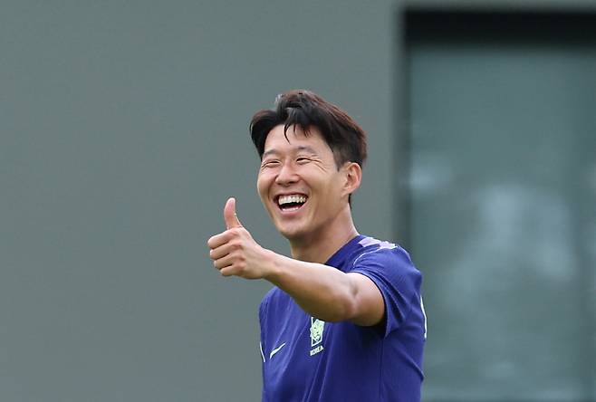 ▲ 2026 북중미 월드컵에 출전한 한국 축구 국가대표팀 손흥민이 17일(현지시간) 오후 멕시코 과달라하라 인근 사포판의 치바스 바예 베르데에서 훈련을 하던 중 누군가를 향해 미소를 짓고 있다.  연합뉴스