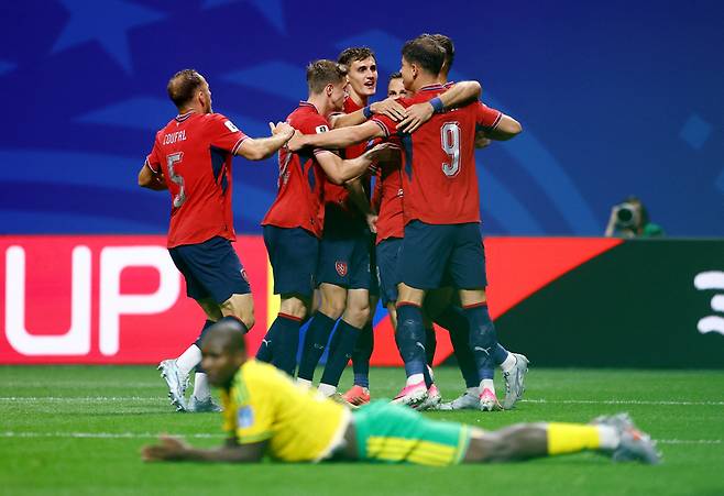▲ 18일(현지시간) 미국 조지아주 애틀랜타 스타디움에서 열린 2026 FIFA 월드컵 A조 체코 대 남아프리카 공화국의 경기에서 체코의 미할 사딜렉이 팀 동료들과 함께 첫 골을 넣고 기뻐하고 있다. 로이터/연합뉴스