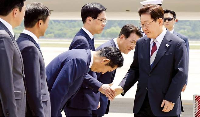 < 鄭 90도 폴더 인사…李 “수고했습니다” > 유럽 순방 일정을 마친 이재명 대통령이 18일 경기 성남 서울공항에 도착해 정청래 더불어민주당 대표와 인사하고 있다. 왼쪽부터 강훈식 청와대 비서실장, 한병도 민주당 원내대표, 정 대표, 김민재 행정안전부 차관, 김민석 국무총리. /김범준 기자