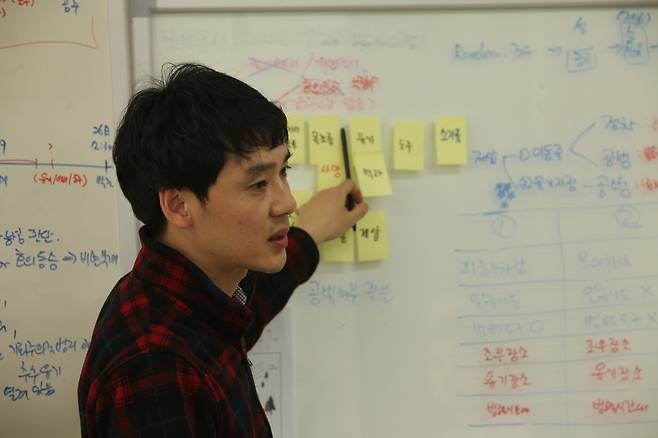 충청남도경찰청 프로파일러 최규환씨가 전국의 프로파일러들과 함께 장기 미제 살인 사건에 대해 논의하고 있다. 돌베개 제공
