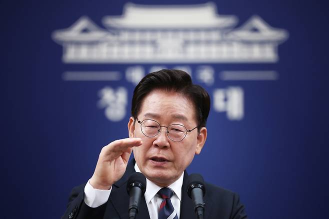 이재명 대통령이 19일 청와대 춘추관에서 열린 G7 참석·유럽 순방 결과 브리핑에서 취재진 질문에 답하고 있다. 연합뉴스