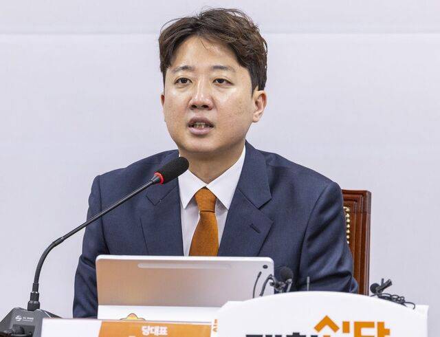 이준석 개혁신당 대표가 18일 국회에서 열린 최고위원회의에서 정이한 전 부산시장 후보 피습 자작극 의혹에 대해 사과하고 있다. 연합뉴스