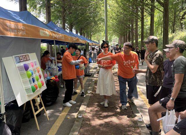 제35회 6·25 상기 기독장병 구국성회 참석 장병들이 18일 경기도 파주 오산리최자실기념금식기도원에 설치된 결연축제 부스에서 풍선을 향해 다트를 던지고 있다.